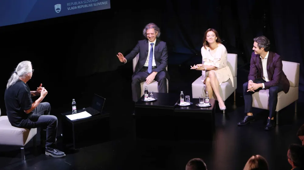 Predsedniki koalicijskih strank, Robert Golob, Tanja Fajon in Luka Mesec, so v pogovoru z Marcelom Štefančičem za svoj edini neuspeh šteli to, da jim ni uspelo z zakonom urediti razmer na RTV Slovenija. Foto: Tomaž Skale 