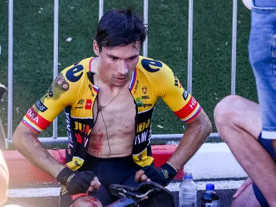 06 September 2022, Spain, Tomares: Slovenian cyclist Primoz Roglic of Jumbo-Visma sits injured at the finish line of stage 16 of the 77th edition of the 'Vuelta a Espana', Tour of Spain cycling race, a 189,4 km km flat stage from Sanlucar de Barrameda to Tomares. Photo: Filip Lanszweert/BELGA/dpa