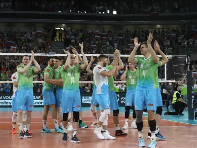  Veselje slovenskih odbojkarjev ob zmagi proti Ukrajini<br><br> - 07.09.2022 – odbojka – Slovenija: Ukrajina, svetovno prvenstvo v odbojki za moške v Ljubljani, četrtfinale: Slovenska moška odbojkarska reprezentanca se je uvrstila v polfinale svetovnega prvenstva. V četrtfinalu je v Ljubljani premagala Ukrajino s 3:1 <br><br><br>//FOTO: Luka Cjuha<br>