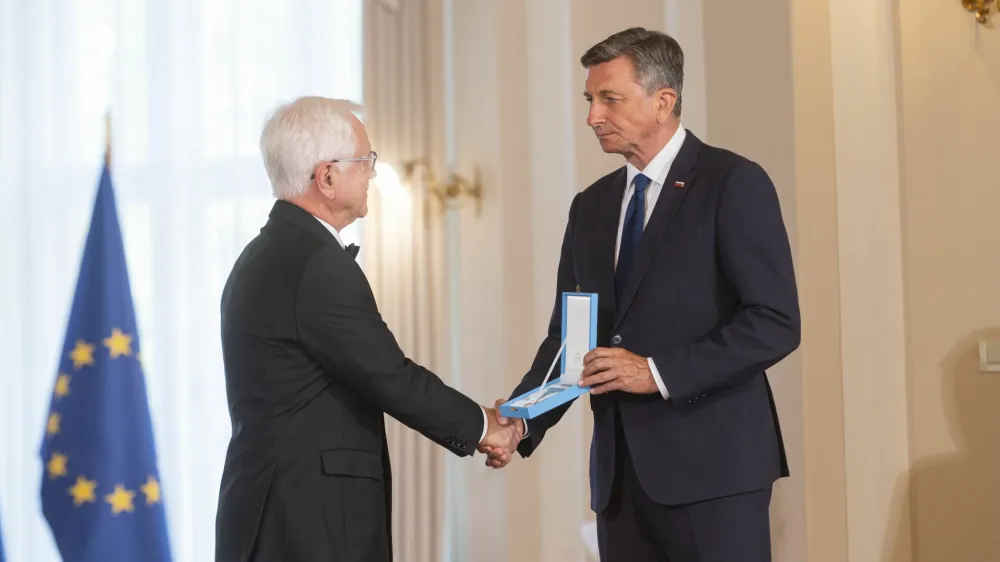 Bogomir Strašek je iz rok predsednika republike Boruta Pahorja prejel red za zasluge za prispevek k razvoju slovenskega gospodarstva. F Bor Slana/STA<br><br>