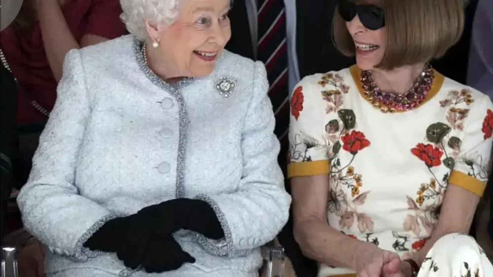 Kraljica je modno revijo nagrajenega oblikovalca Richarda Quinna spremljala v družbi Anne Wintour. F AP 