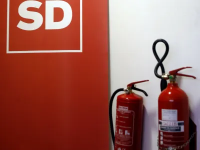 - ilustrativna fotografija - gasilni aparat- 8. Kongres stranke SD - Socialni demokrati 2012, volitve - izvolili novega predsednika Igorja Lukiča //FOTO: Bojan Velikonja