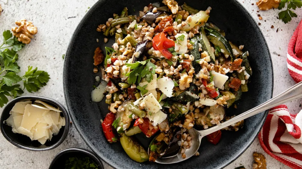 Ajdova ka&scaron;a v solati s pečeno zelenjavo