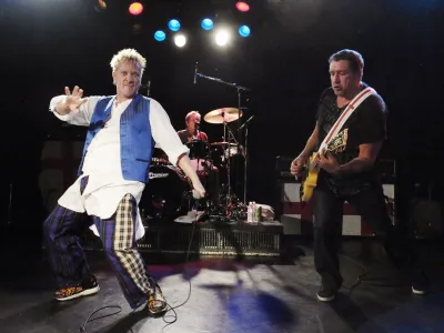 John Lydon (levo) je v zadnjem času spremenil odnos do angleške krone, drugi člani Sex Pistols niti ne. 