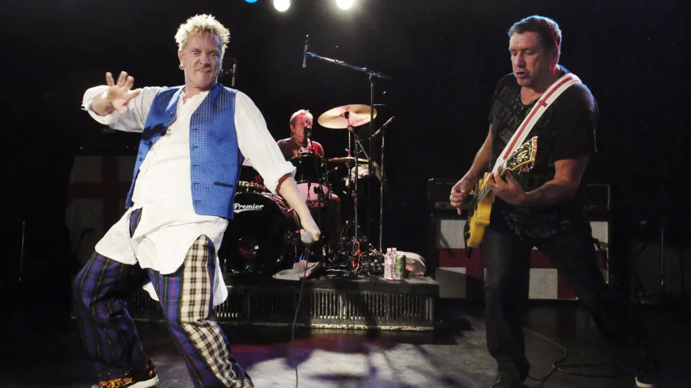 John Lydon (levo) je v zadnjem času spremenil odnos do angleške krone, drugi člani Sex Pistols niti ne. 