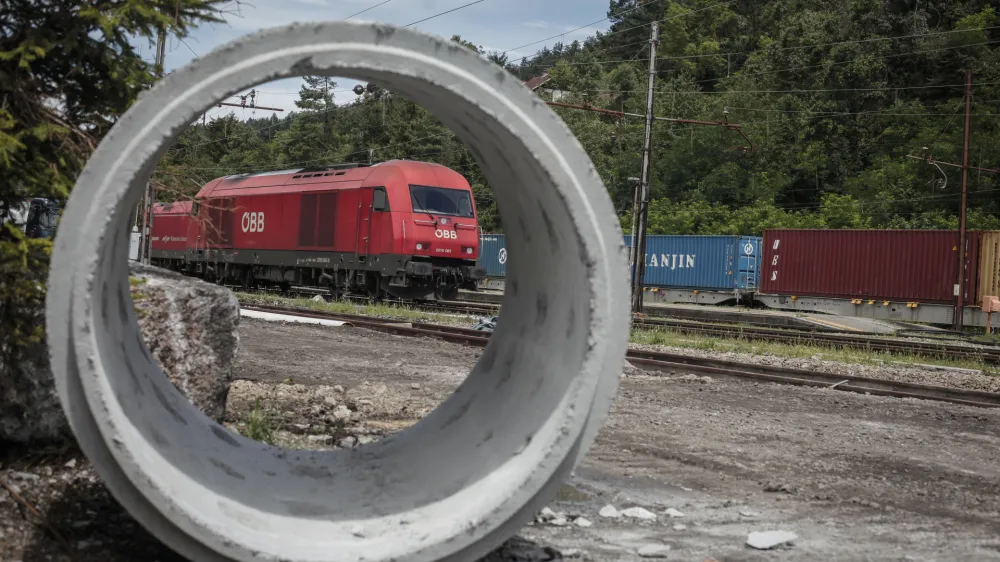 Dizelska lokomotiva11.07.2014 elenika postaja Borovnica - Sloveske eleznice S zaradi ledoloma vozijo vlaki med Koprom in Borovnico z dizelskimi lokomotivami   //FOTO: Luka Cjuha.