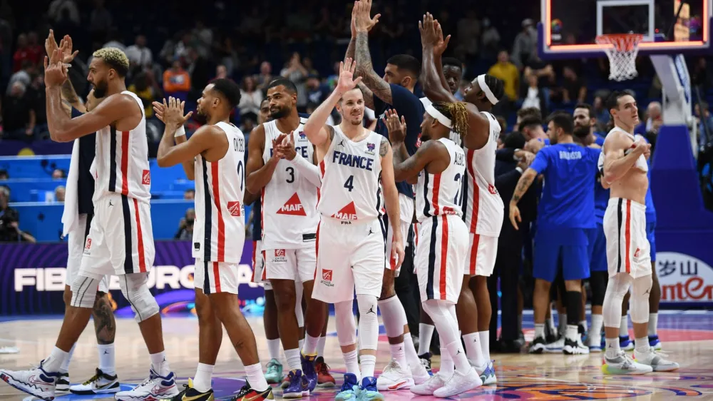 Basketball - EuroBasket Championship - Quarter Final - France v Italy - Mercedes-Benz Arena, Berlin, Germany - September 14, 2022 France players applaud fans after the match REUTERS/Annegret Hilse