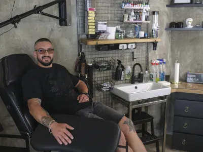 S podporo razpisa Kamnik, moje podjetniško mesto je Maticu Capudru uspelo na Gornjem trgu odpreti tatu salon. 