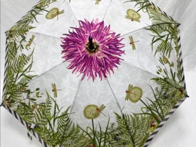 Cvetlični dežnik Ana Roš, ki so ga oblikovali pri Benedetti Life – znamka, za katero stoji oblikovalka Mateja Benedetti. Dežnik je eleganten in romantičen. Je idealen za zaščito pred dežjem, za šik izgled in obenem ščiti okolje, saj je izdelan iz 100-odstotno recikliranih PET plastenk, ki so predelane v novo surovino, namesto, da se odvržejo na odlagališča. Njegov ročaj je izdelan iz lesa in poskrbi, da je celoten dežnik videti eleganten in razkošen. Na spletni strani ga je mogoče kupiti za 59 evrov. 