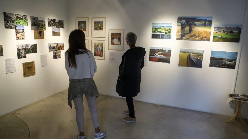 - 21.09.2021 - 10. Kulturna ambasada Palestine - Gibanje za pravice Palestincev - fotografska razstava Al Ard - Zemlja, ki so jo pripravili v sodelovanju s fotografinjo in raziskovalko palestinskih vezenin Fatimo Abbadi ter s priznanim palestinskim slikarjem Khaledom Houranijems.  //FOTO: Luka Cjuha.