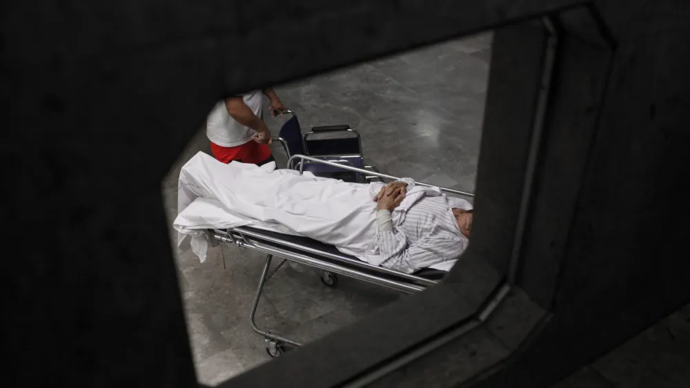 - simbolična fotografija - pacient - bolnik - zdravstvo - zdravstveni sistem- UKC 2013 - Univerzitetni klinični center v Ljubljani, //FOTO: Luka Cjuha