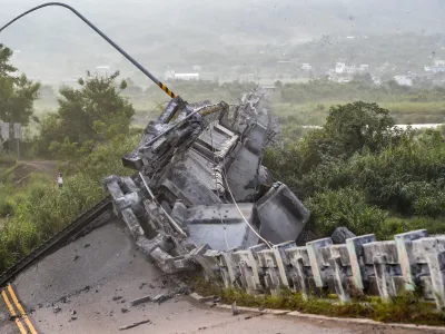 19 September 2022, Taiwan, Yuli: A view of a collapsed bridge after a magnitude 6.8 earthquake hit Taiwan. Photo: Daniel Ceng Shou-Yi/ZUMA Press Wire/dpa