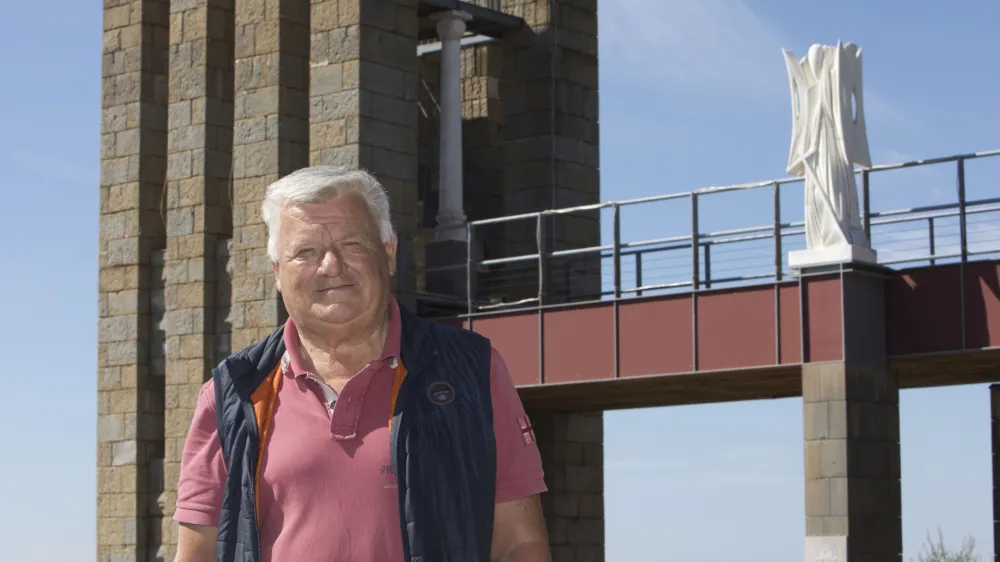 Ludvik Nazarij Glavina: Klet spada v del moje vizije o refošku, saj verjamem, da kmetovanje ni samo ekonomska dejavnost ampak tudi dejavnost, ki razveseljuje srce in dušo. F Jaka Jeraša