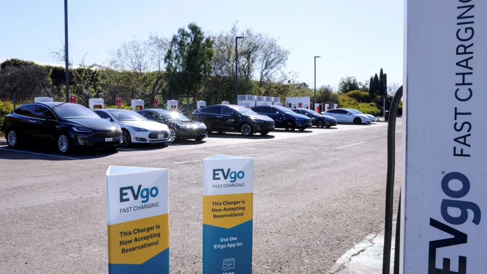 Z novim prispevkom se bo financirala gradnja infrastrukture za polnjenje vozil na alternativna goriva, ne samo elektriko, temveč tudi vodik, sintetični metan in utekočinjeni naftni plin. Foto: Reuters&nbsp;