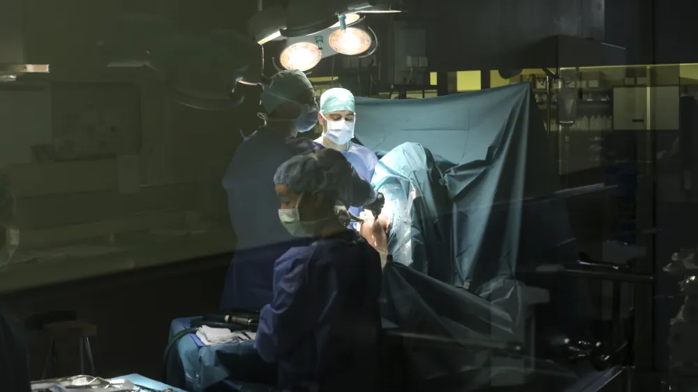 - simbolična fotografija - operacijska soba - operiranje - za&scaron;čitna kirur&scaron;ka maska - kirurg -  zdravstvo, zdravniki, zdravnice, pacienti, medicinske sestre- 12.12.2013 - Univerzitetni Klinični center v Ljubljani (UKC) - Kirur&scaron;ka klinika - Operacijski blok   //FOTO: Jaka Gasar