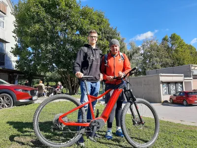 Dijak Šolskega centra Kranj Luka Treven skupaj s profesorjem Robertom Bertoncljem, s katerim sta ustvarila inovativno električno kolo.
