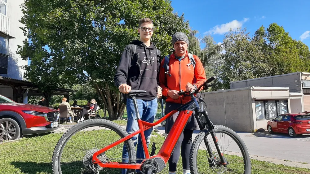 Dijak Šolskega centra Kranj Luka Treven skupaj s profesorjem Robertom Bertoncljem, s katerim sta ustvarila inovativno električno kolo.