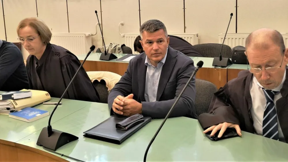 Na celjskem sodi&scaron;ču sta prva podala zagovor Bojan Bre&scaron;ar in nekdanji prvi mož TE&Scaron; Uro&scaron; Rotnik. Oba sta v svojem zagovoru ponovno zanikala vsakr&scaron;no krivdo.
&nbsp;