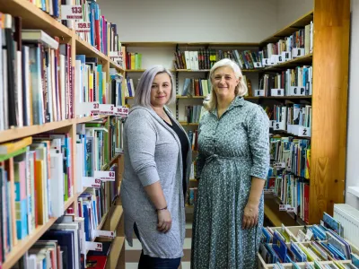 V ljubiteljsko knjižnico na Rakitni hodijo vse generacije, pravita ljubiteljski knjižničarki Suzana Križnar in Alenka Kovačič, ki ta pomembni center skupnosti tudi vodi.