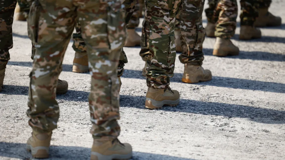 Ljubljana, Vojasnica Edvarda Peperka.<br>Zbor za medije pred slovesnostjo s postrojem 1. kontingenta Slovenske vojske pred napotitvijo in zacetkom delovanja v Natovi enoti dejavnosti okrepljene pozornosti.<br>Slovenska vojska, vojaki.