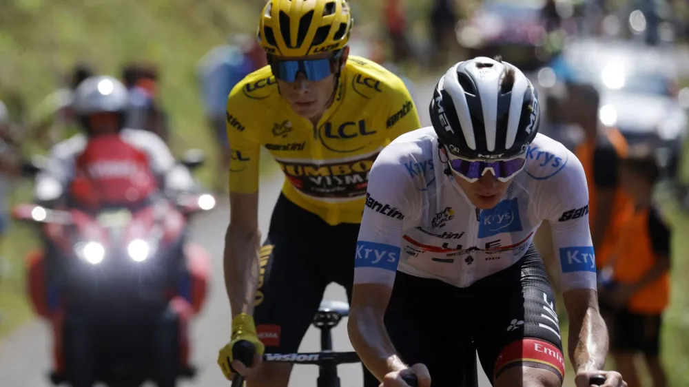 Cycling - Tour de France - Stage 18 - Lourdes to Hautacam - France - July 21, 2022 Jumbo - Visma's Jonas Vingegaard and UAE Team Emirates' Tadej Pogacar in action during stage 18 REUTERS/Gonzalo Fuentes
