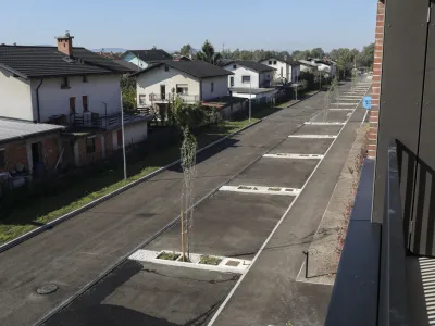 - 23.09.2022 – Rakova Jelša II v Ljubljani – nova stanovanjska soseska s 156 neprofitnimi stanovanji Javnega stanovanjskega sklada Ljubljana med Makucovo in Kermaunerjevo ulico //FOTO: Jaka Gasar