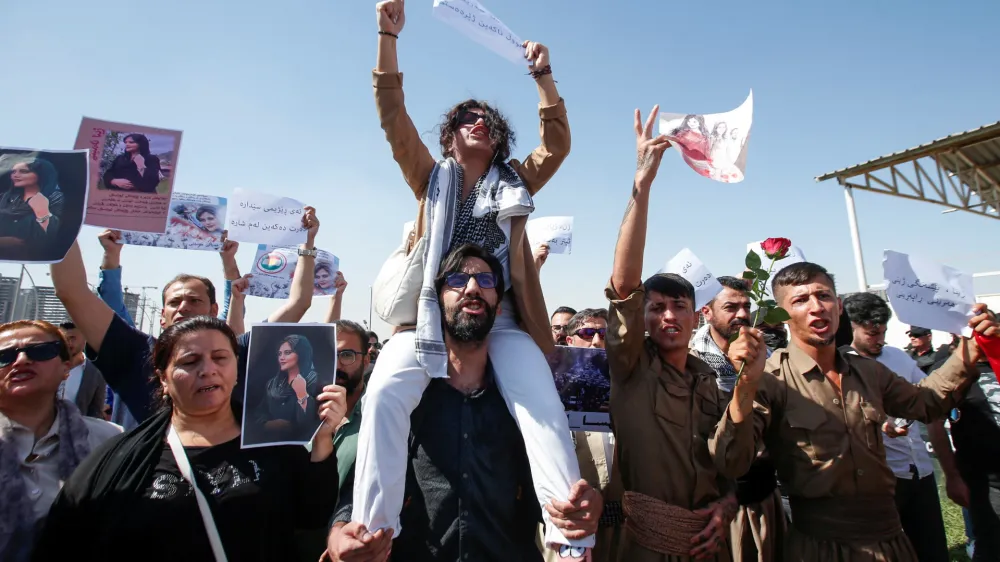 People take part in a protest following the death of Mahsa Amini in front of the United Nations headquarters in Erbil, Iraq September 24, 2022. REUTERS/Azad Lashkari