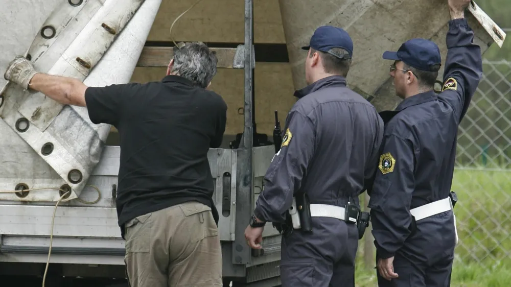 - nadzor nad prometom tovornih vozil, ki ga opravlja Specializirana enota za nadzor prometa v Upravi uniformirane policije GPU, počivaliče Lukovica v smeri proti Trojanam<br><br>/// Foto: Matej Povše<br><br>OPOMBA: SAMO ZA OBJAVO V ČASOPISU DNEVNIK