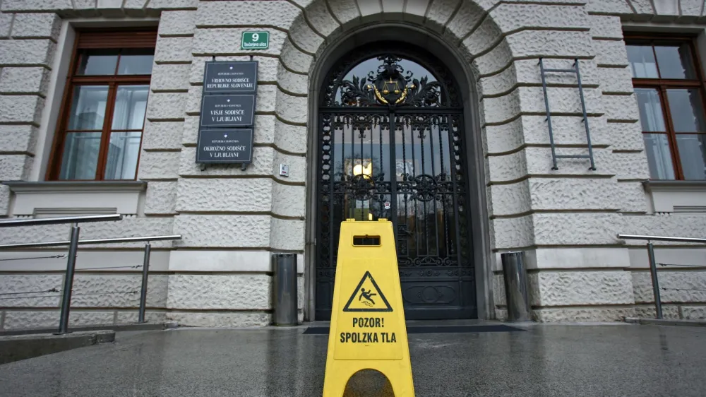 V sodnih dvoranah se dogaja marsikaj, včasih za presenečenja poskrbijo tudi sodniki. Foto: Tomaž Skale 