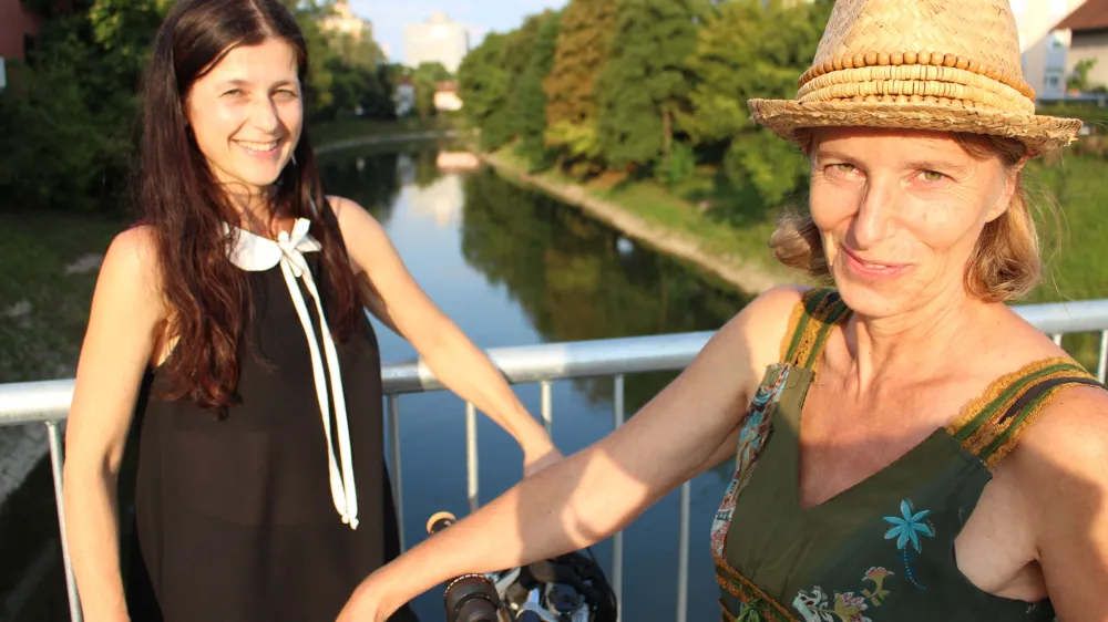 Združenje Naravni začetki je kmalu začelo sistemsko razvijati podporo za bodoče star&scaron;e, raznovrstna<br>izobraževanja, podporne skupine in srečanja, pa tudi prvi telefon v Sloveniji, namenjen takrat &scaron;e zelo<br>tabuizirani temi obporodnih stisk.