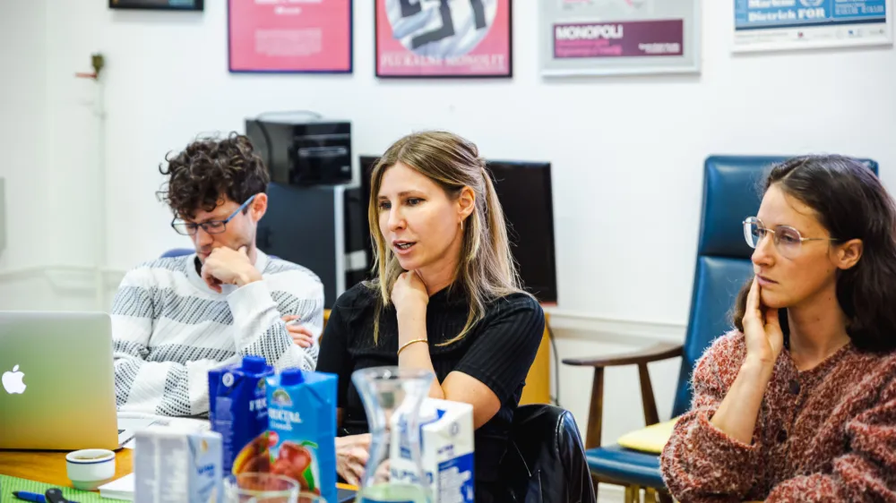 Pia Brezavšček, Anja Lobnik in Aleš Mendiževec so predstavili Maskine projekte in načrte. 