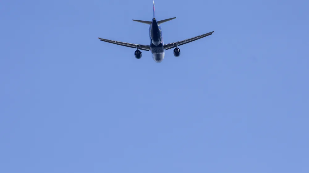 - zadnje potni&scaron;ko letalo poletelo iz Slovenije- Aerodrom Ljubljana - Letali&scaron;če Jožeta Pučnika Brnik - ustavljen letalski potni&scaron;ki promet -  - 17.03.2020 - Koronavirus COVID-19 v Sloveniji &ndash; epidemija &ndash; strožji ukrepi za preprečevanje &scaron;irjenja okužb s koronavirusom &ndash; zaustavltev javnega in družabnega življenja &ndash; samoizolacija - zaprte &scaron;ole, vrtci in gostinski lokali ter ustavljen javni, potni&scaron;ki in železni&scaron;ki promet ter prepoved opravljanja zračnih prevozov v Sloveniji.  //FOTO: Jaka Gasar