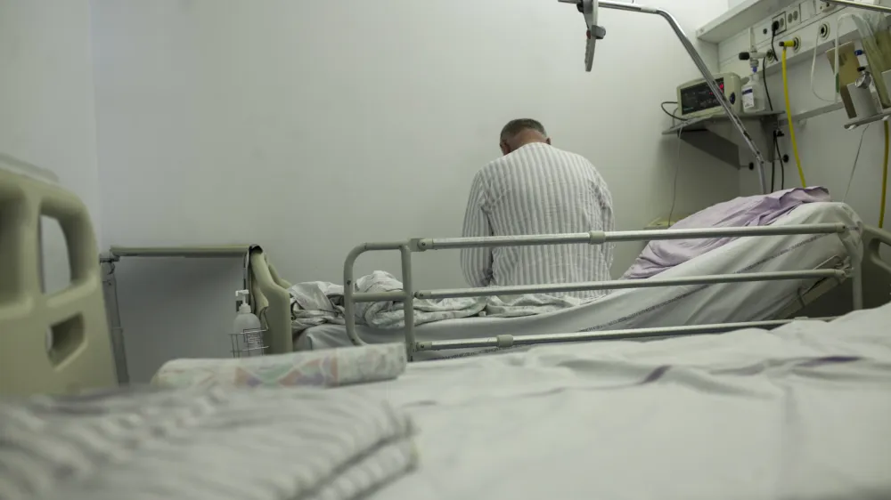 ﻿- simbolična fotografija - zdravstvo - pacient - bolezen - starost - <br><br><br> - 04.06.2015 - Univerzitetni klinični center v Ljubljani - Internistična prva pomoč (IPP), specialistična služba, del Urgentnega bloka Univerzitetnega kliničnega centra v Ljubljani - Urgentni blok UKC - urgenca -  ///FOTO: Luka Cjuha.