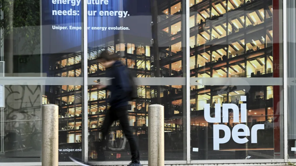 20 September 2022, North Rhine-Westphalia, Duesseldorf: A passerby walks past Uniper's headquarters. The closure of the Nord Stream 1 gas pipeline has exacerbated the situation of Germany's most important gas importer, Uniper. Nationalization of the energy company is apparently imminent. Photo by: Federico Gambarini/picture-alliance/dpa/AP Images