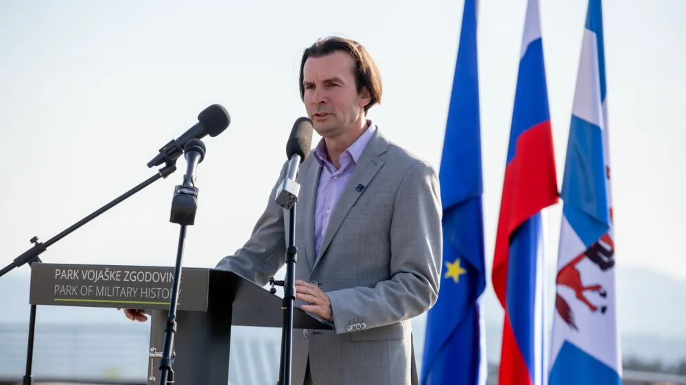  Slovenija Pivka,15.06.2021 15. junij 2021<br>Otvoritev razstave Ponosni na Slovenijo 30 let v Muzeju voja&scaron;ke zgodovine.Andrej Ču&scaron; Evgen Bavčar, Uro&scaron; Urbanija <br> Foto:BOBO 