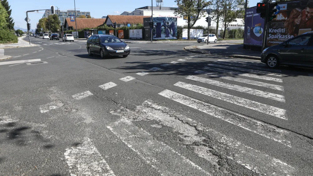Kmalu se bo začela prenova &Scaron;martinske ceste skozi Sneberje, medtem ko bodo po&scaron;kodbe na delu &Scaron;martinske ceste znotraj obvoznice morale &scaron;e počakati na sanacijo.&nbsp;