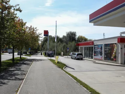 ﻿- gradnja - stanovansjki kompleks Barjanka –- Bencinski servis Petrol Barjanska cesta– Barjanska cesta v Ljubljani - - 22.09.2021 - zemljišče za novi stanovanjsko-poslovni kompleks na območju Trnovskega predmestja, tik ob naselju Murgle. //FOTO: Bojan Velikonja