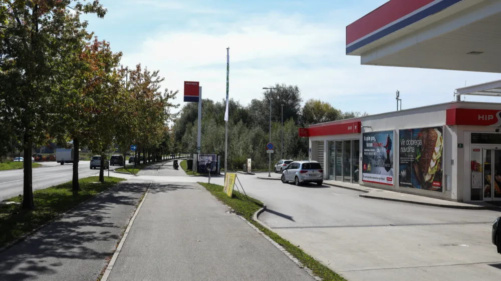 ﻿- gradnja - stanovansjki kompleks Barjanka –- Bencinski servis Petrol Barjanska cesta– Barjanska cesta v Ljubljani - - 22.09.2021 - zemljišče za novi stanovanjsko-poslovni kompleks na območju Trnovskega predmestja, tik ob naselju Murgle. //FOTO: Bojan Velikonja