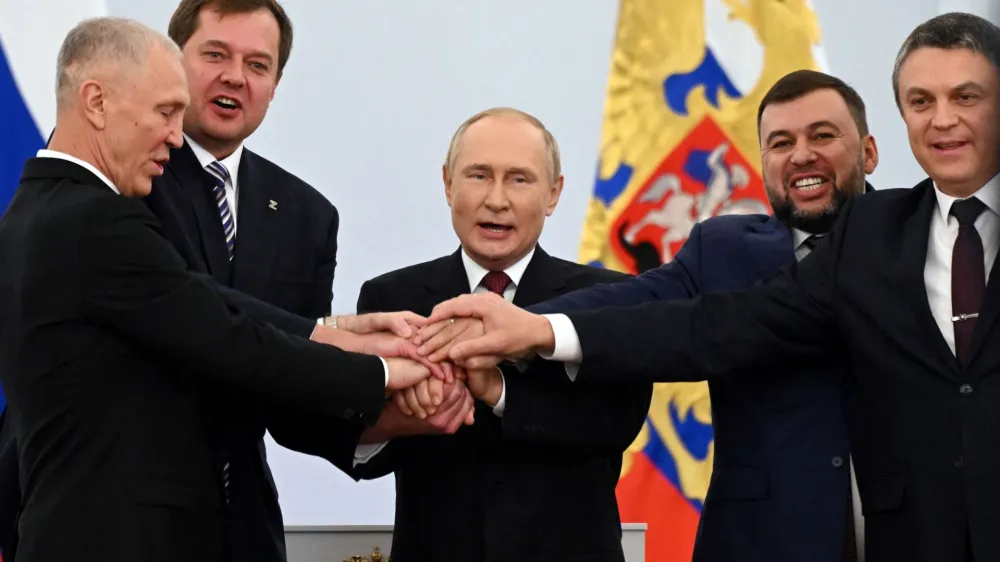 »Rusija, Rusija, Rusija!« so vzklikali Vladimir Putin in štirje separatistični proruski voditelji ukrajinskih regij po podpisu pogodb o aneksiji. 