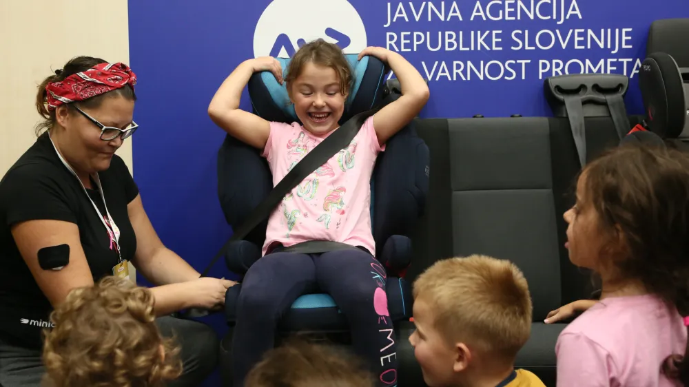 Polovica vseh otrok, v desetih letih umrlih v prometu v EU, je bila sopotnikov v vozilu. Nepravilna uporaba varnostnih sedežev je še vedno velik problem. Foto: Luka Cjuha 
