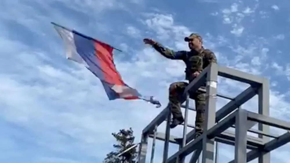 Ukrajinski vojak je vrgel zastavo done&scaron;ke republike s spomenika v mestu Liman, ki so ga osvobodili. Foto: Reuters