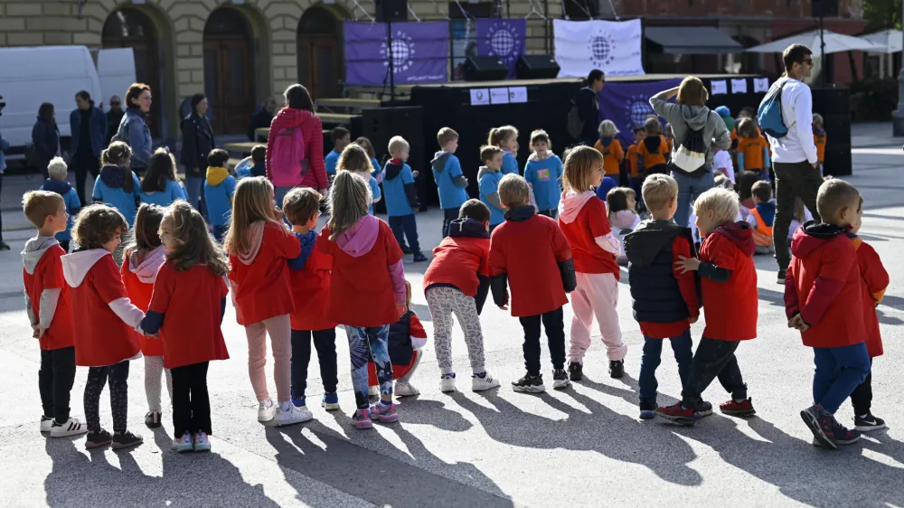 - 20.09.2022 – Evropski teden mobilnosti – plesni dogodek Diham ples na Kongresnem trgu - otroci in mladostniki so se naučili plesne koreografije v povezavi s prometom in varstvom okolja //FOTO: Nik Erik Neubauer