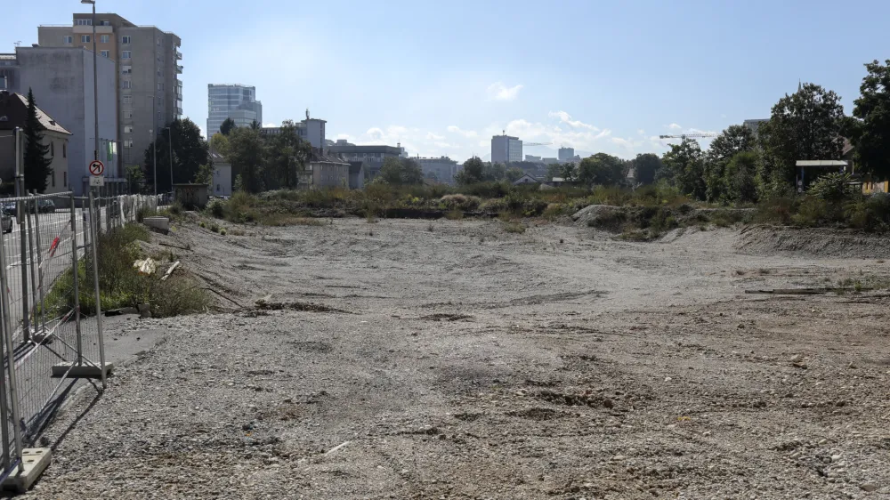 - 03.10.2022 &ndash; hi&scaron;a na naslovu Parmova ulica 47 v Ljubljani &ndash; zazidljivo zemlji&scaron;če - //FOTO: Jaka Gasar