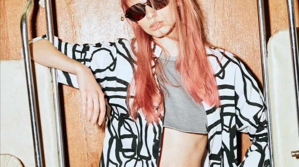 Ukrajinski modni oblikovalci zgodbo o vojni pripovedujejo preko svojih kreacij. S pomočjo dogodkov, kot je teden mode v Parizu in posameznikov, ki poudarjajo delo ukrajinskih kreatorjev, raste njihova prepoznavnost, s tem pa tudi glas rojakov v domovini. Med oblikovalci, ki so dobili priložnost na tednu mode v Parizu je tudi Iryna Kokhana, ki vidi priložnost, da poleg na lastno znamko pozornost obrne tudi na trdoživost svoje države Njena delavnica v Lvivu blizu poljske meje, kjer raste znamka Chereshnivska, se je zaprla za nekaj mesecev, ona pa se je odločila ostati v Londonu, kjer je že poznala nekaj ljudi. Med tem se je do danes nekaj zaposlenih že vrnilo v Ukrajino, delavnica pa ponovno obratuje.Kokhana podjetje vodi iz Velike Britanije, ponovno pa je vzpostavila tudi svojo spletno stran. Njene kreacije, podobno kot dela drugih ukrajinskih oblikovalcev promovira ameriška modna strateginja Jen Sidary <br><br><br>