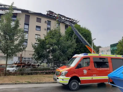 Spomin na hudo avgustovsko neurje, ko je močan veter kot v filmskem prizoru dvignil v zrak streho bloka, ni zbledel. 