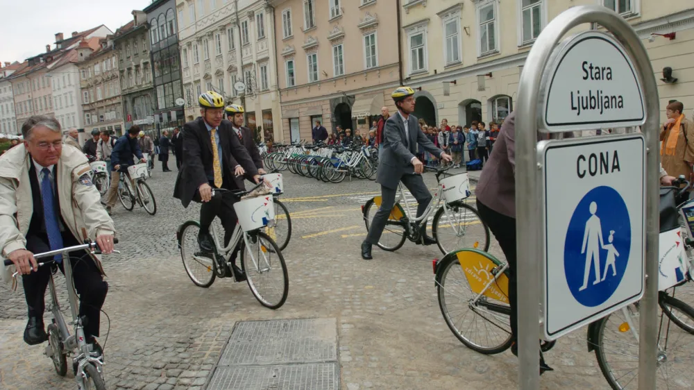 MOL - ljubljanski podžupan Slavko Slak, Dan brez avtomobila - evropski teden mobilnosti, kolesar, cona za pešce, stara Ljubljana, // FOTO: Luka Cjuha<br><br>OPOMBA: ZA OBJAVO V SOBOTNI PRILOGI - REPORTAŽA