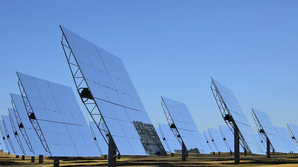 V sodobnem poslovnem okolju uspeh podjetij ni več vezan na izključno finančne kazalnike, temveč so vse pomembnej&scaron;i tudi dosežki, ki jih poslovni subjekti kažejo na področju varovanja okolja, skrbi za svoje zaposlene in odgovornega upravljanja. Ti nefinančni kazalniki so združeni v načela ESG (okoljska, socialna, upravljavska) in upo&scaron;tevanje le-teh pričakujejo tako poslovni partnerji kot tudi končni potro&scaron;niki. Že od leto&scaron;njega septembra je podjetjem v pomoč re&scaron;itev D&B ESG Intelligence družbe Dun & Bradstreet, ki zagotavlja celovito pokritost podatkov o uspe&scaron;nosti trajnostnega razvoja za več kot 35 milijonov svetovnih javnih in zasebnih poslovnih subjektov. F D & B