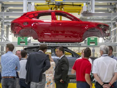 ﻿Zaposleni v tovarni Magna Steyr v Hočah od začetka septembra čakajo na delo. Tekoči trakovi v lakirnici bodo mirovali vsaj do konca leta. Foto: Matjaž Rušt 