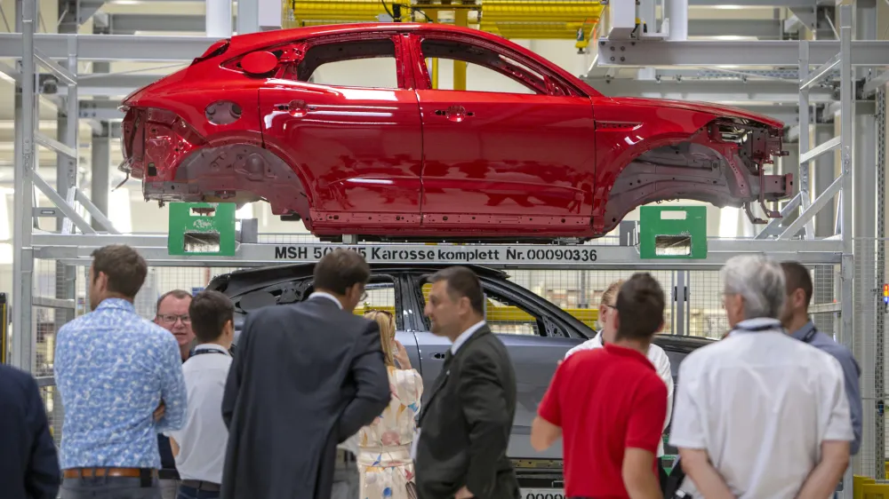 ﻿Zaposleni v tovarni Magna Steyr v Hočah od začetka septembra čakajo na delo. Tekoči trakovi v lakirnici bodo mirovali vsaj do konca leta. Foto: Matjaž Rušt 