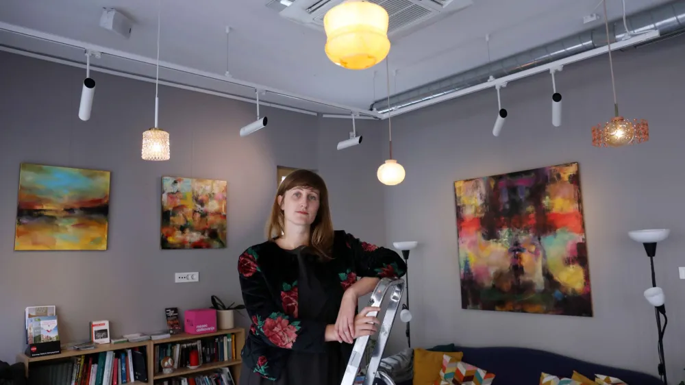 Nina Savič, arhitektka in oblikovalka blagovne znamke Jugo&scaron;ik. <br><br>- 04.10.2022 - Mesec oblikovanja 2022 v Art hotelu Ljubljana &ndash; prva prodajna razstava Nine Savič z naslovom Jugo&scaron;ik luči za svetlo jesen, <br><br>//FOTO: Tomaž Skale<br>